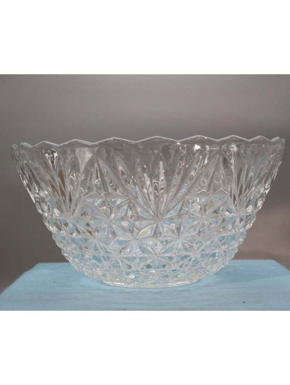 Vtg Clear Pressed Cut Glass Serving Bowl Starburst Diamond Pattern Scalloped Rim